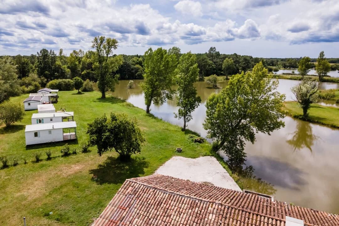 Mobil-home tout confort en bord d’eau, au cœur du Médoc