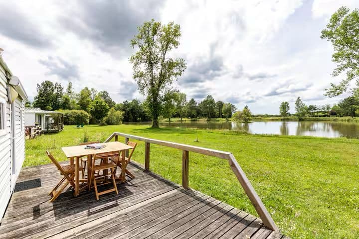 Mobil-home tout confort en bord d’eau, au cœur du Médoc