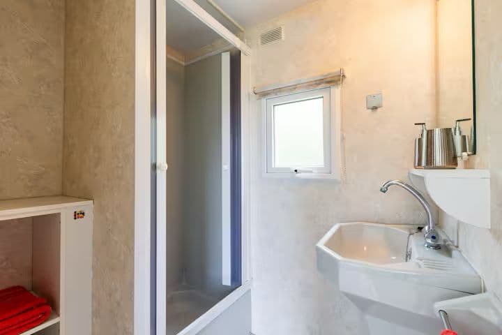 Mobil-home tout confort en bord d’eau, au cœur du Médoc