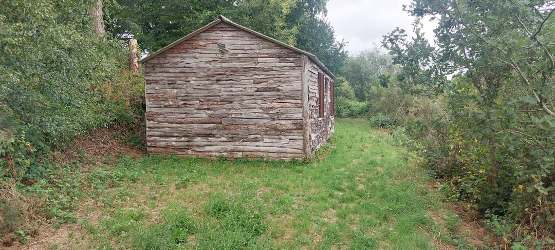 Etang avec cabanon