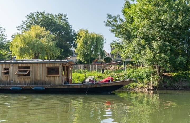 Magnifique péniche tout équipée au bord du Loir