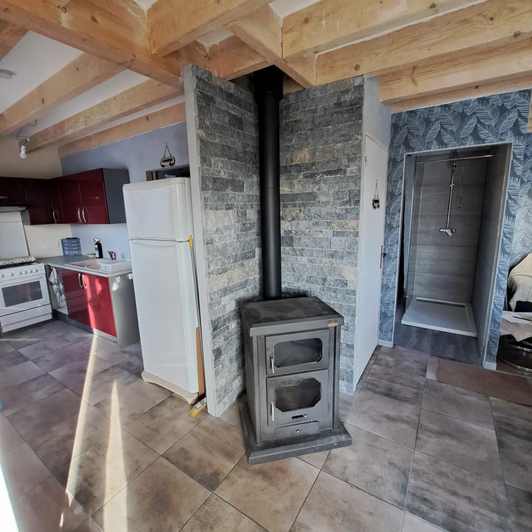 Gîte et son étang à côté des chevaux 