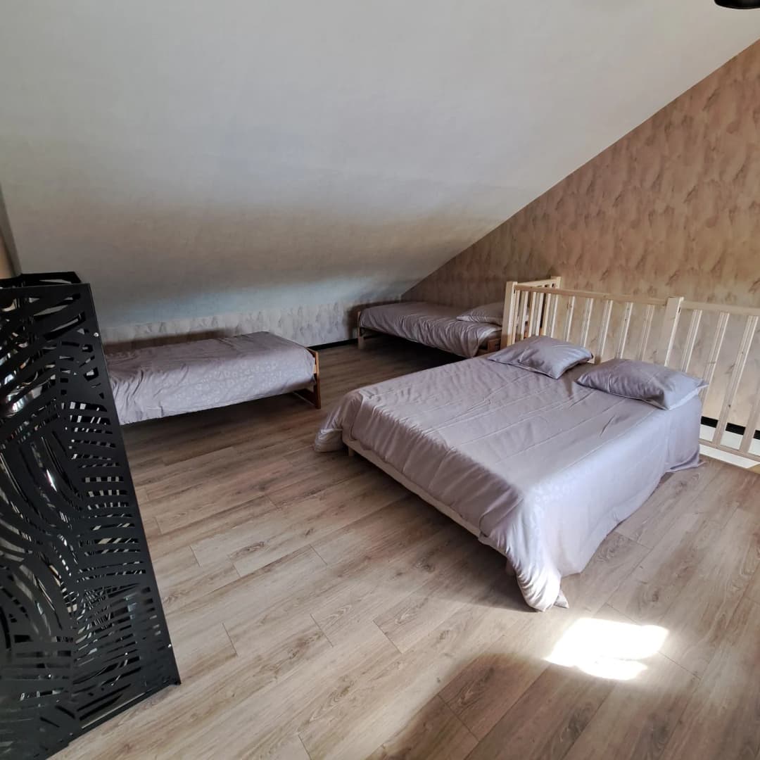 Gîte et son étang à côté des chevaux 