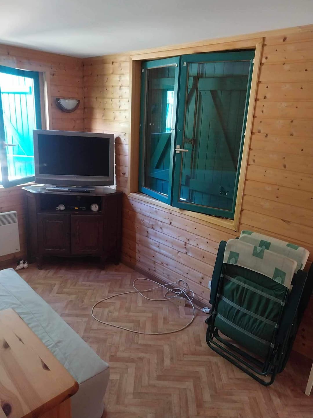 Joli chalet-terrasse avec son étang sauvage en Saône et Loire 