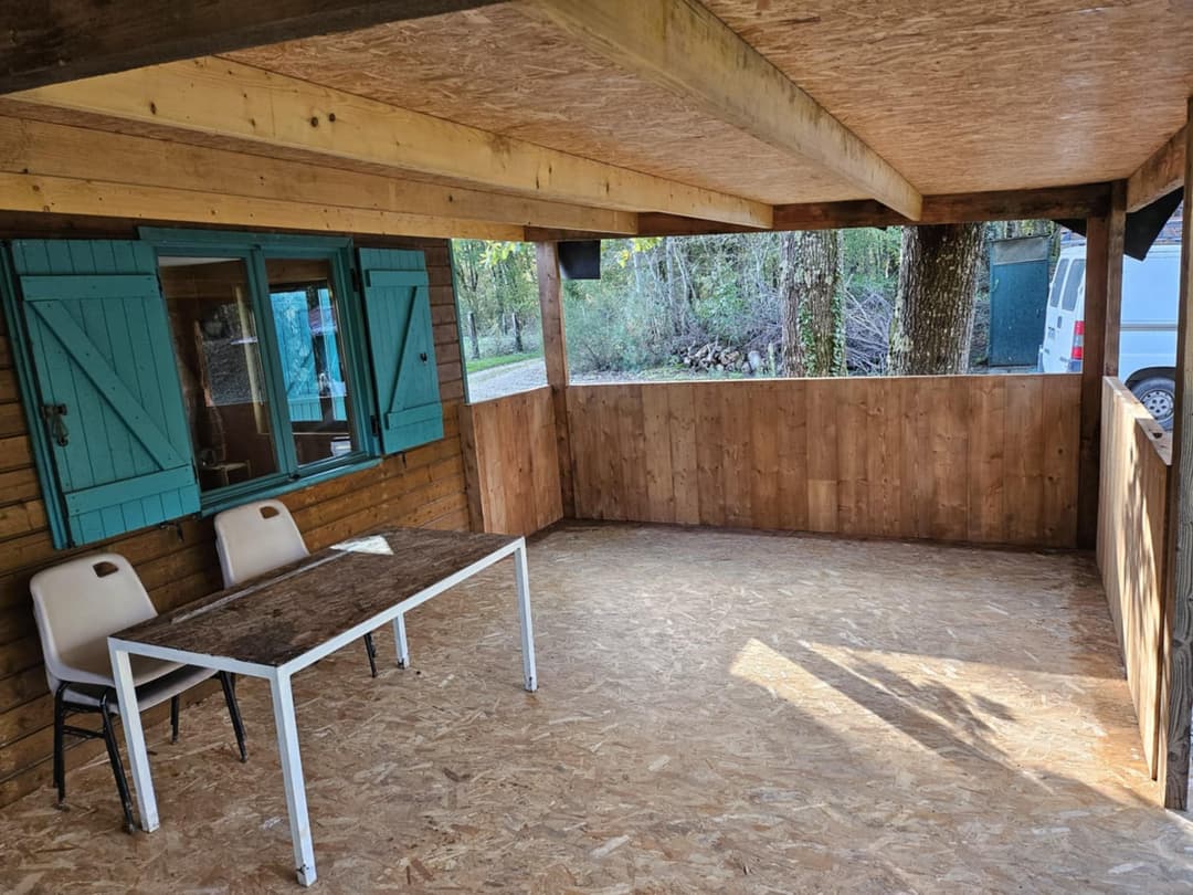 Joli chalet-terrasse avec son étang sauvage en Saône et Loire 