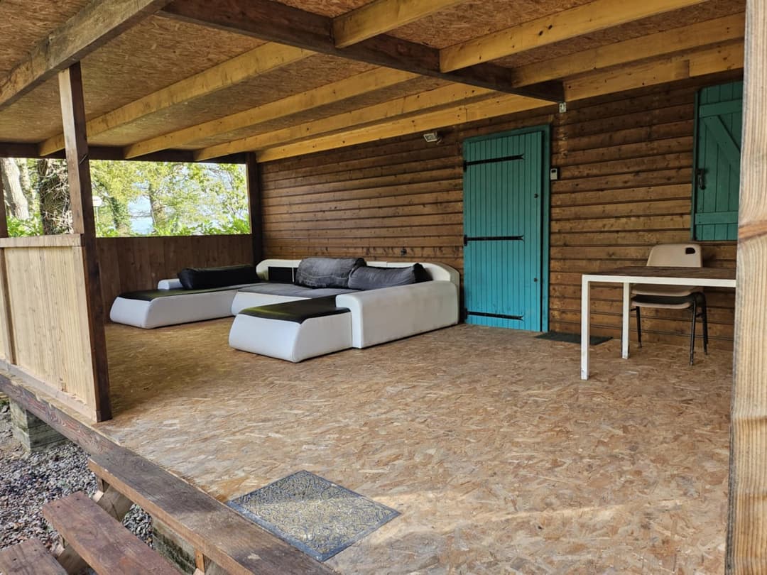 Joli chalet-terrasse avec son étang sauvage en Saône et Loire 