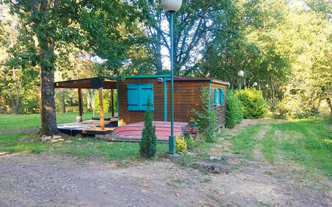 Joli chalet-terrasse avec son étang sauvage en Saône et Loire 