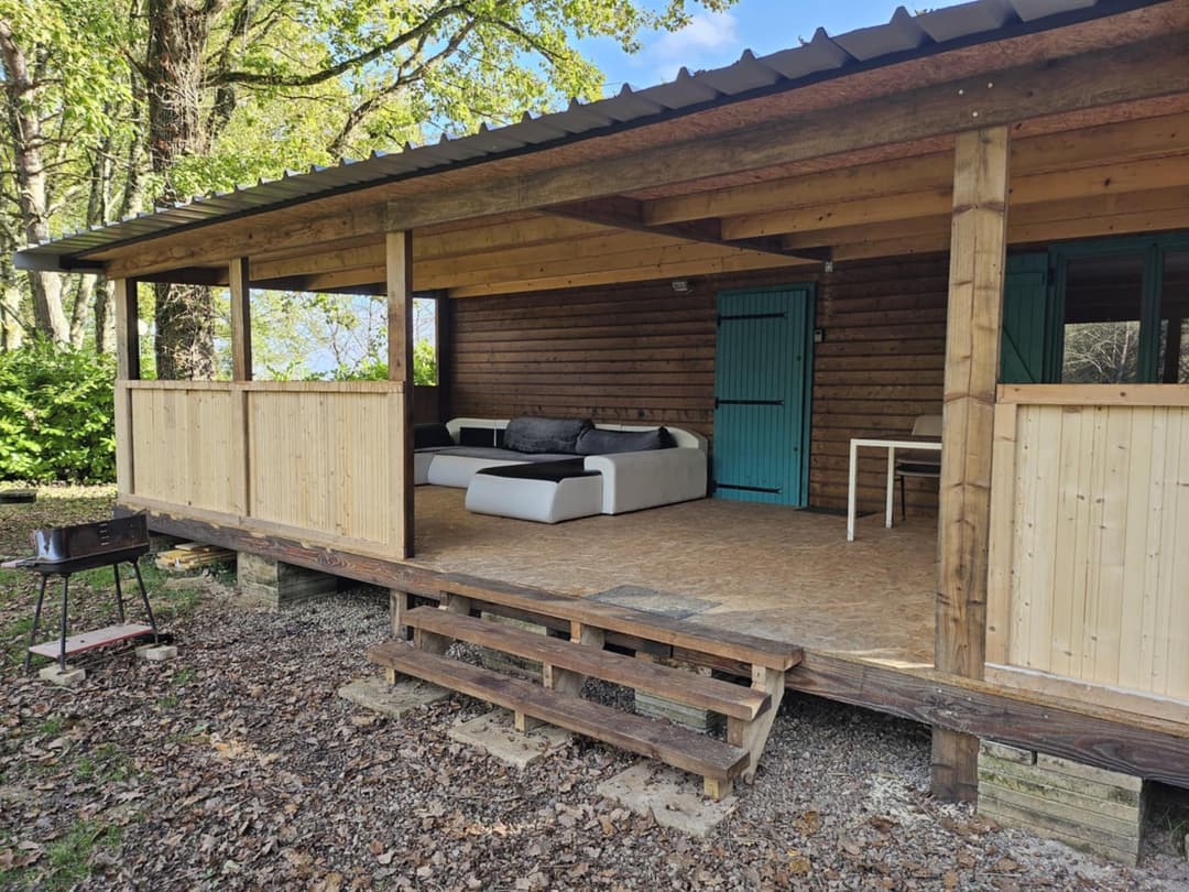 Joli chalet-terrasse avec son étang sauvage en Saône et Loire 
