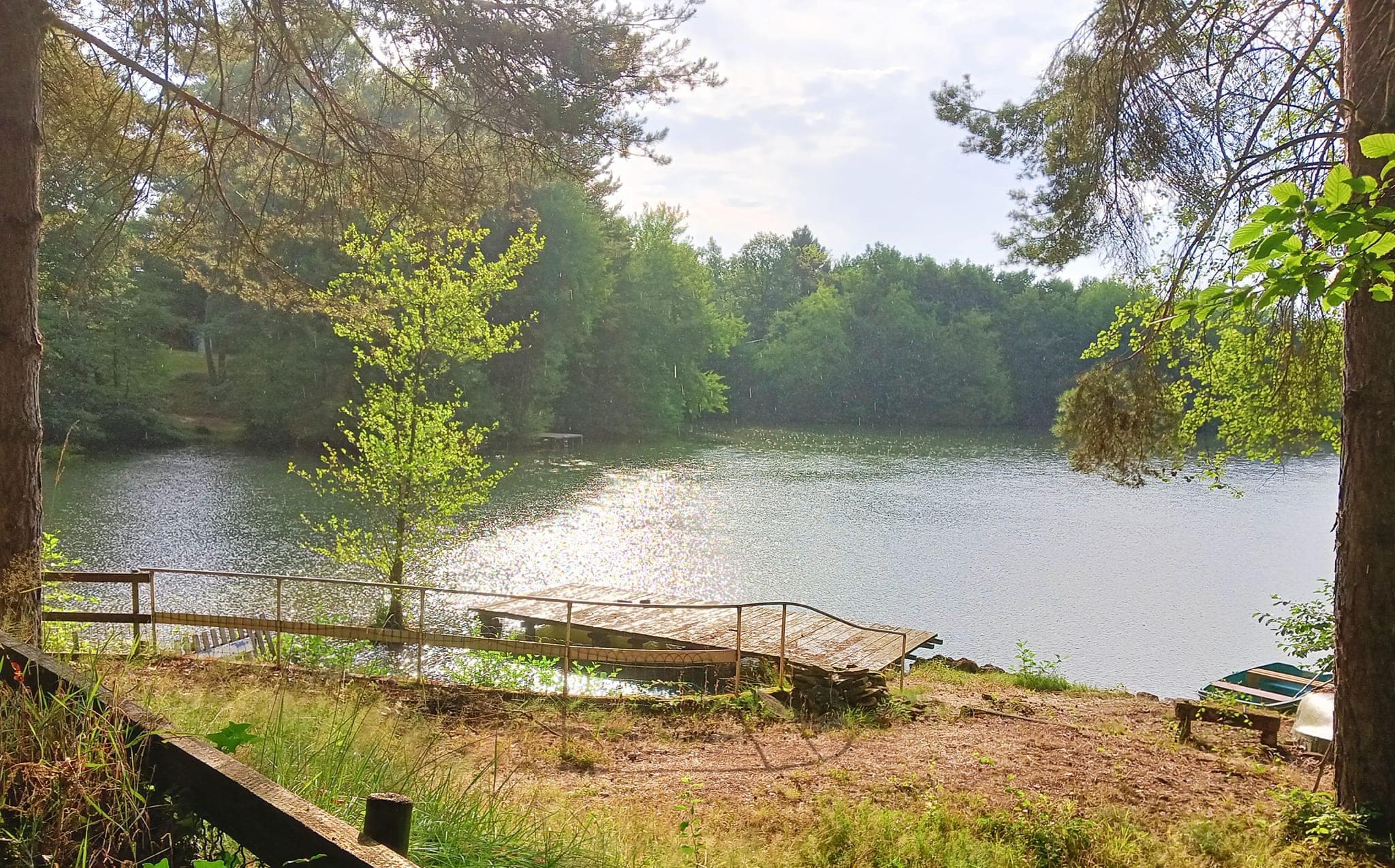 Joli chalet-terrasse avec son étang sauvage en Saône et Loire 