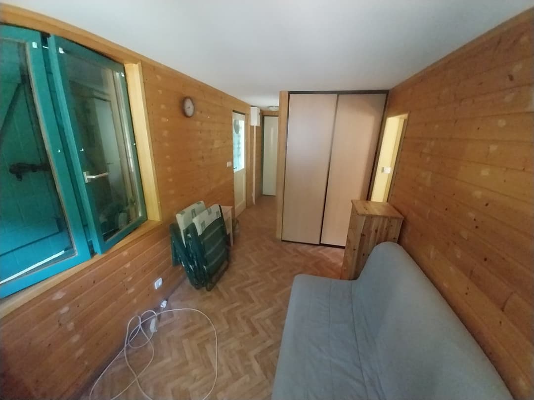 Joli chalet-terrasse avec son étang sauvage en Saône et Loire 