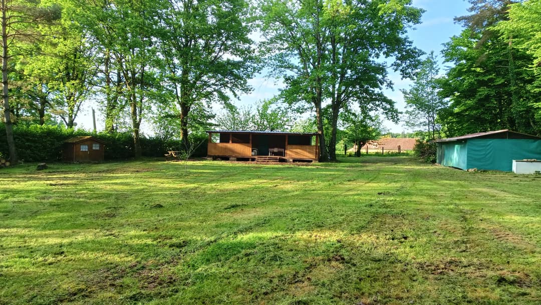 Joli chalet-terrasse avec son étang sauvage en Saône et Loire 