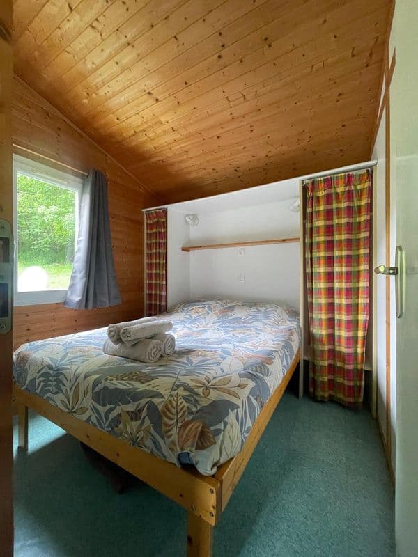 Chalet charmant avec vue sur l’étang pour un séjour reposant 