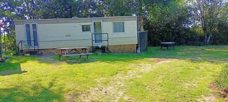 Petit étang privatif au cœur de la nature avec son bungalow tout équipé 