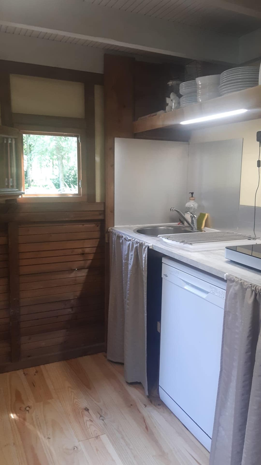 Cabane insolite au bord d’un étang 