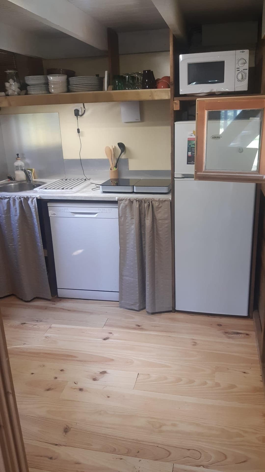 Cabane insolite au bord d’un étang 