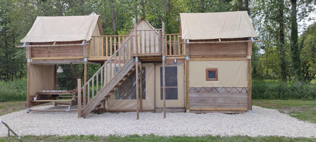 Cabane insolite au bord d’un étang 