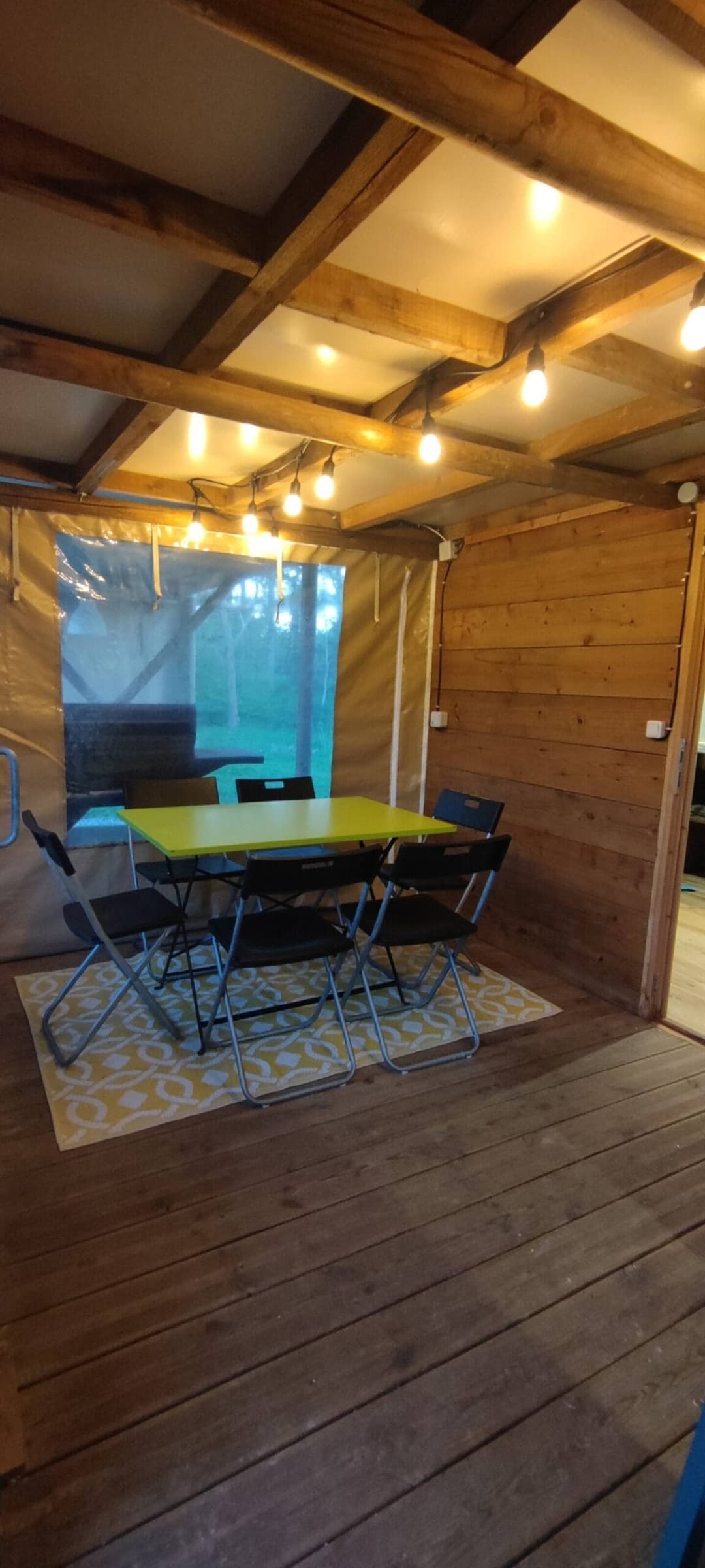 Cabane insolite au bord d’un étang 