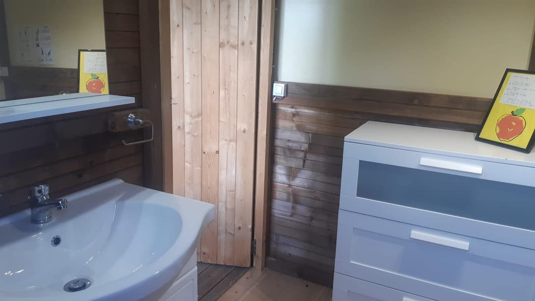 Cabane insolite au bord d’un étang 
