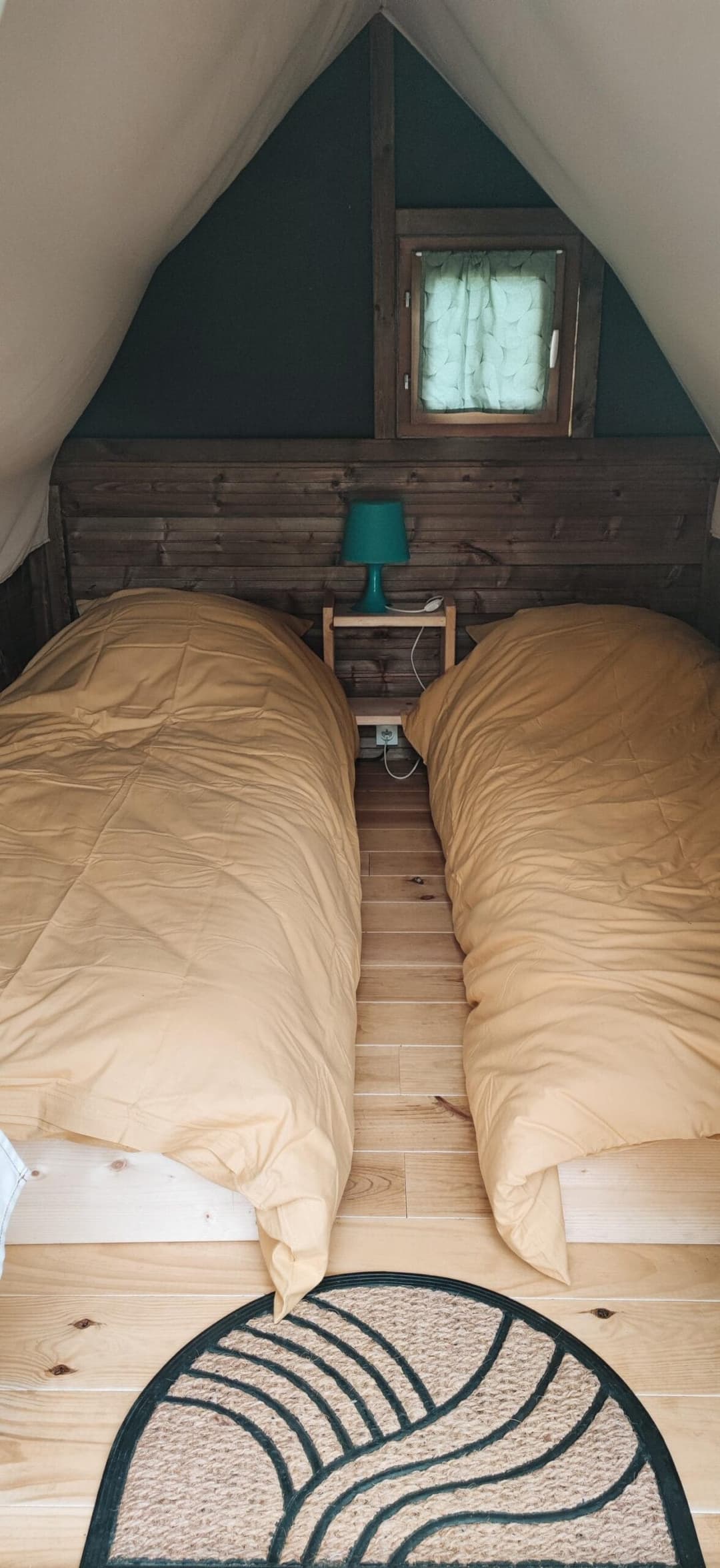 Cabane insolite au bord d’un étang 