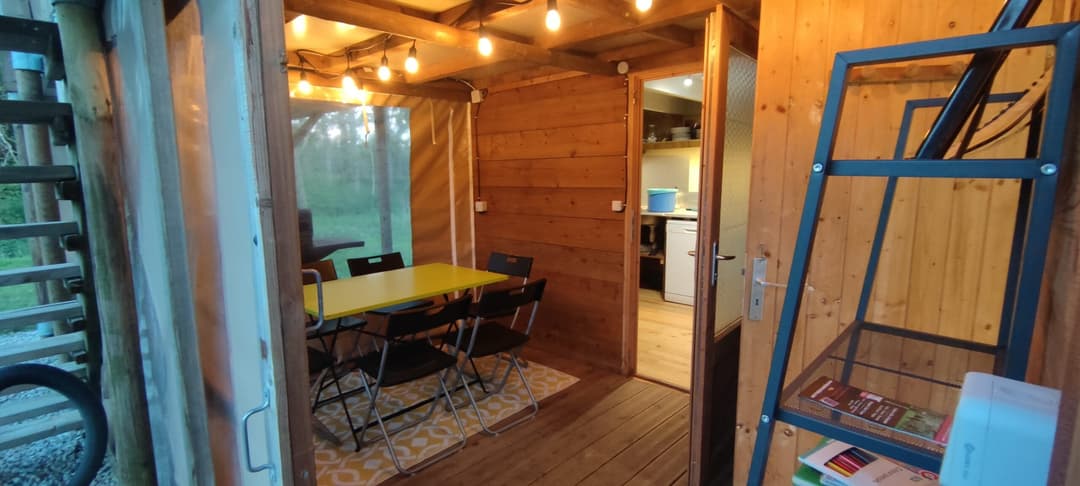 Cabane insolite au bord d’un étang 
