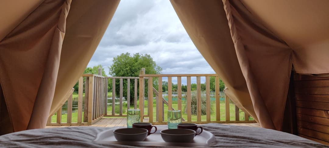 Cabane insolite au bord d’un étang 