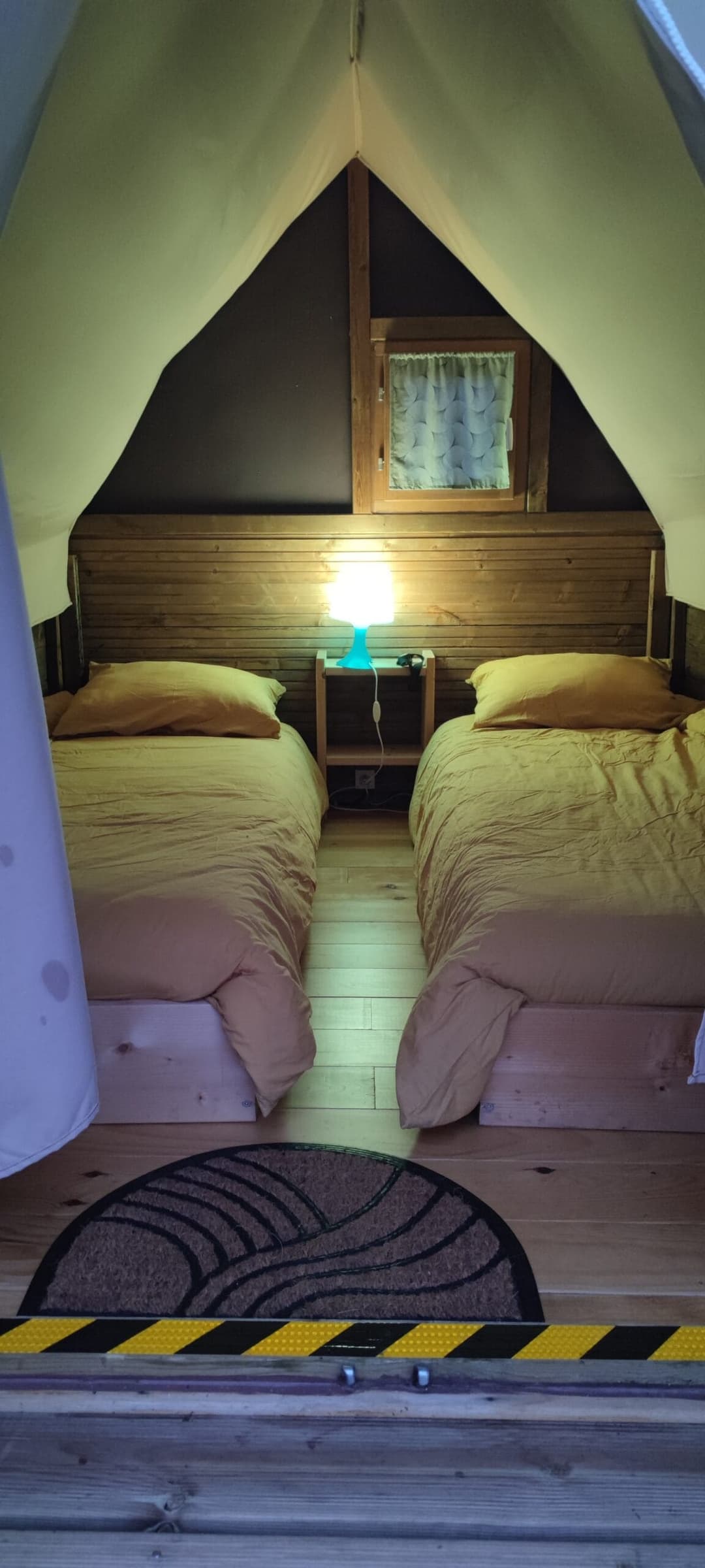 Cabane insolite au bord d’un étang 