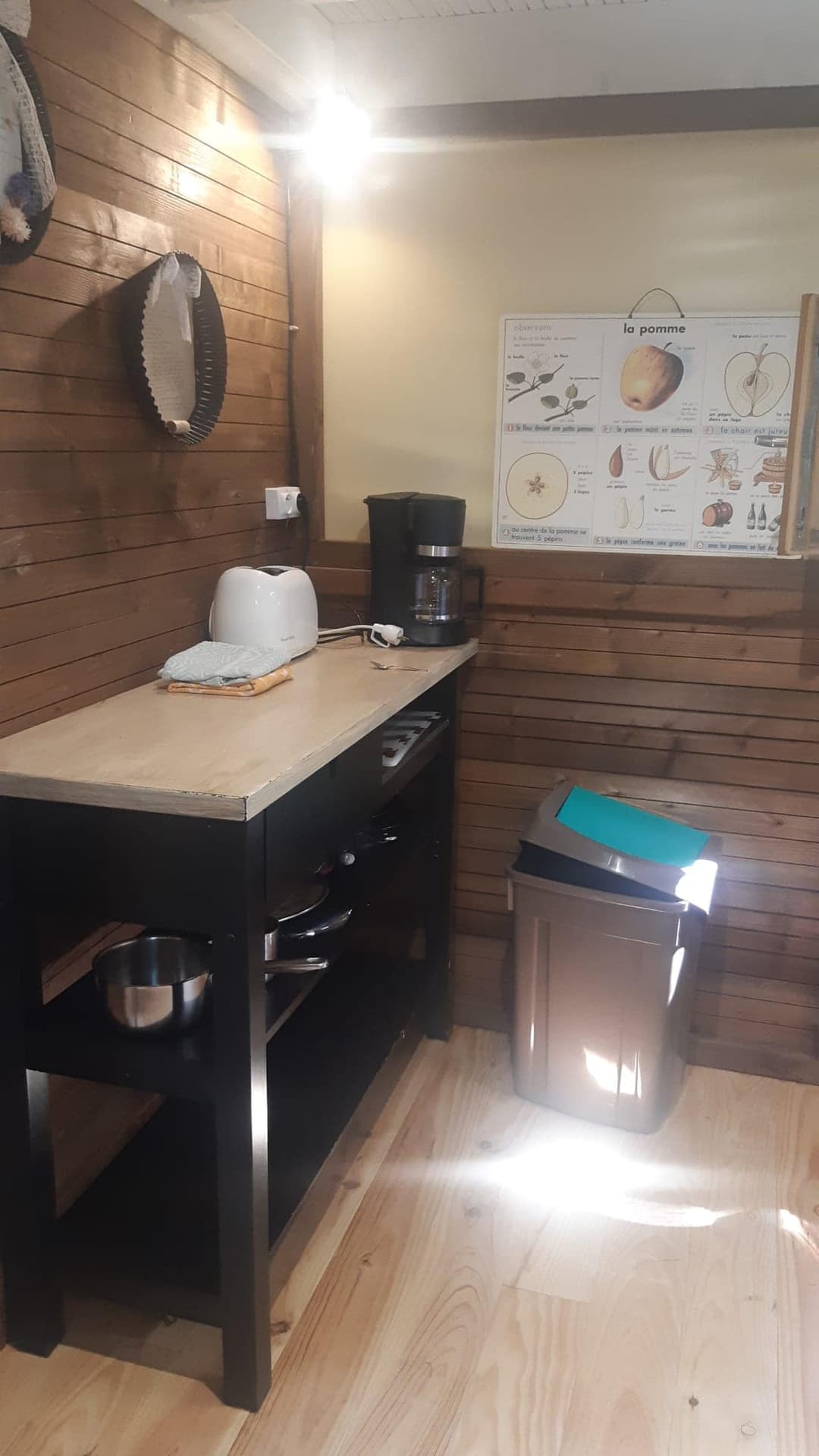 Cabane insolite au bord d’un étang 