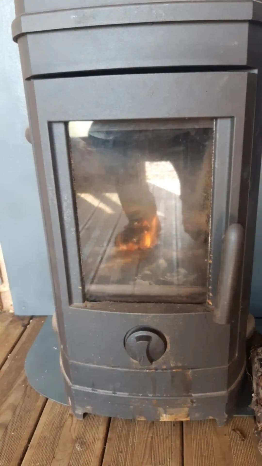 Cabane insolite au bord d’un étang 