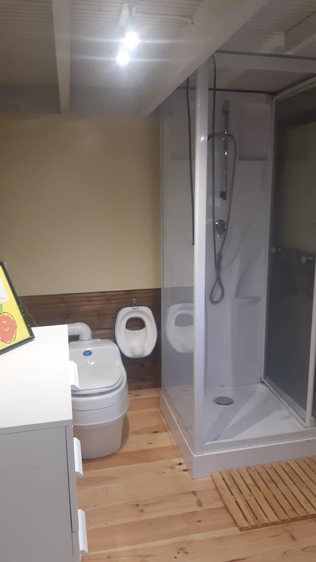 Cabane insolite au bord d’un étang 