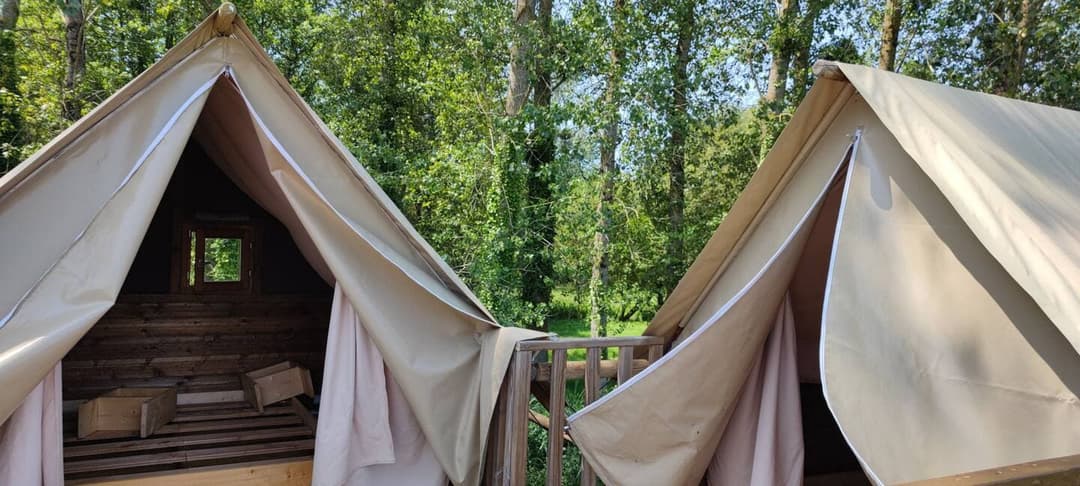 Cabane insolite au bord d’un étang 