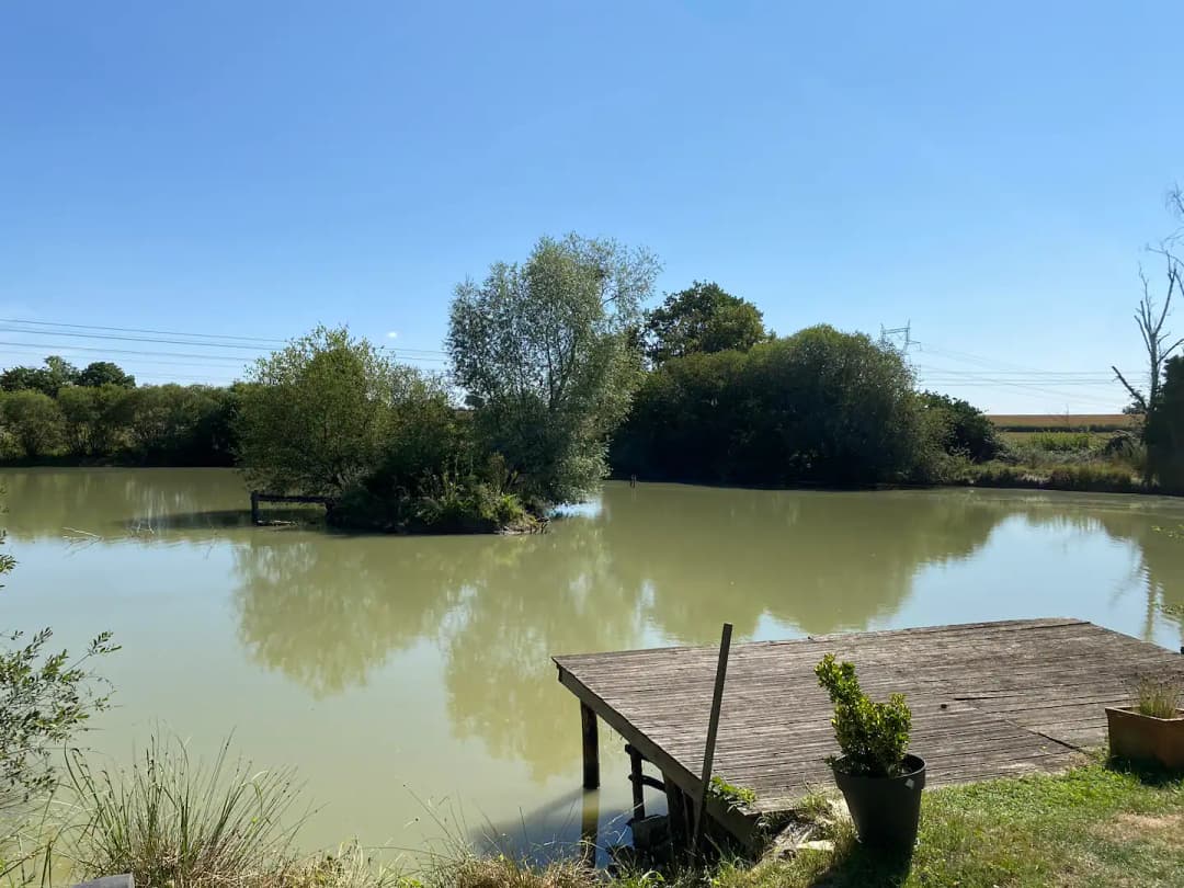 Cottage avec étang et son île en pleine nature 