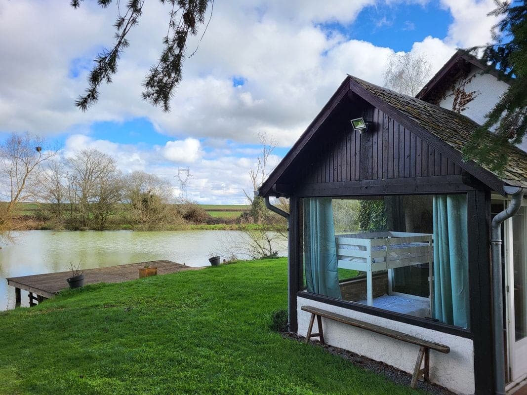 Cottage avec étang et son île en pleine nature 