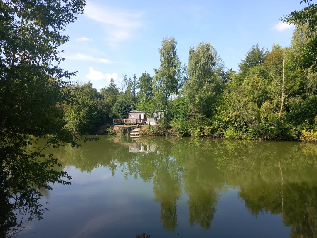 Location mobil home avec étang privé et piscine à côté de Paris ou Troyes