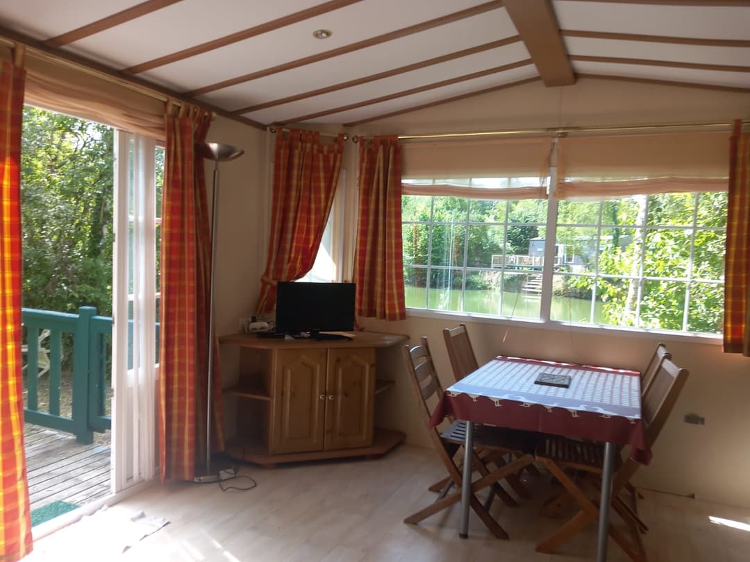 Location mobil home avec étang privé et piscine à côté de Paris ou Troyes