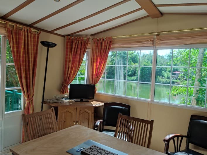 Location mobil home avec étang privé et piscine à côté de Paris ou Troyes