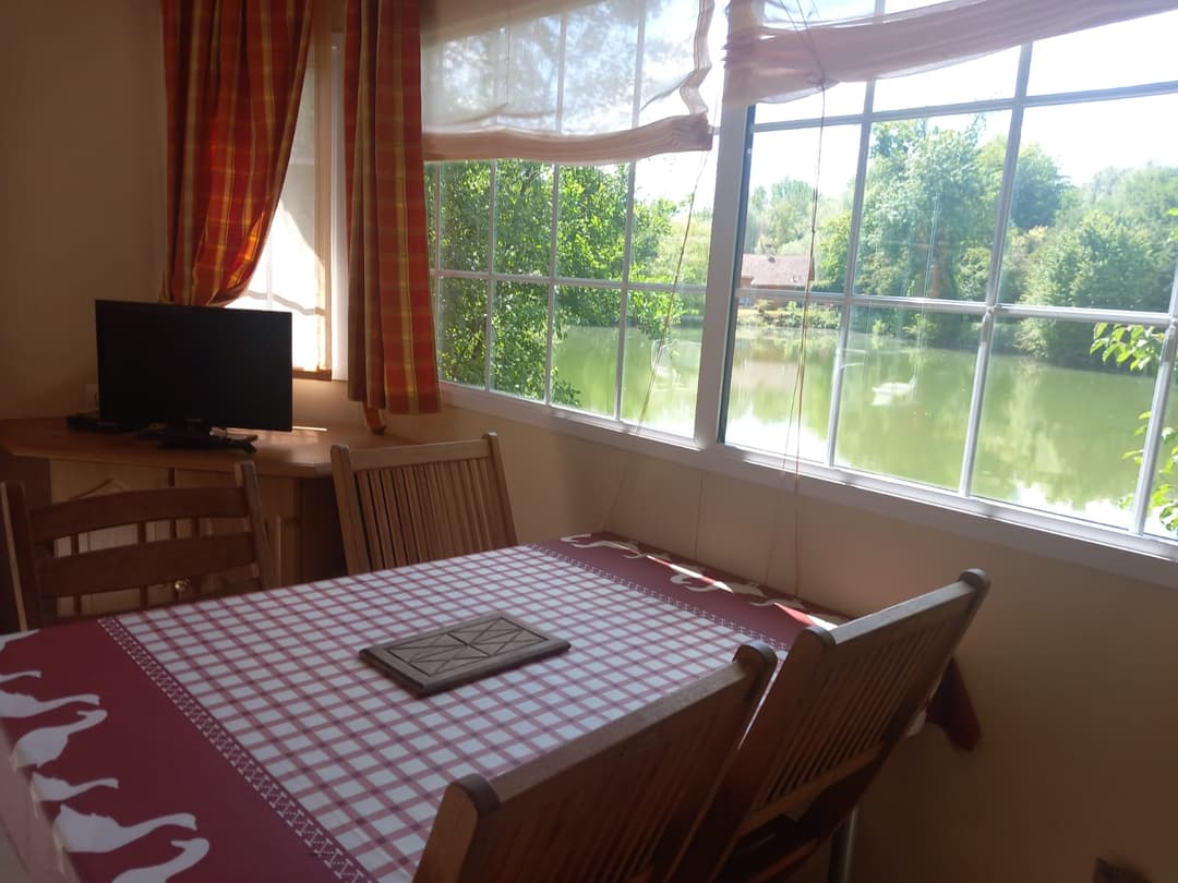 Location mobil home avec étang privé et piscine à côté de Paris ou Troyes