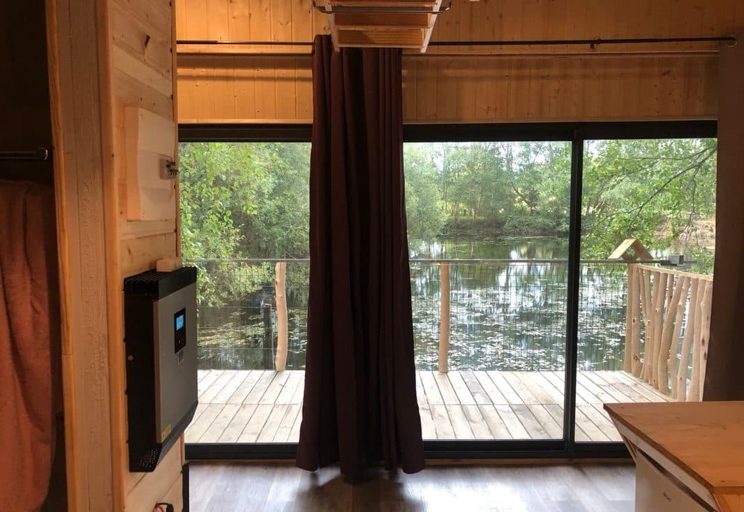 Cabane perchée au bord de l’étang 