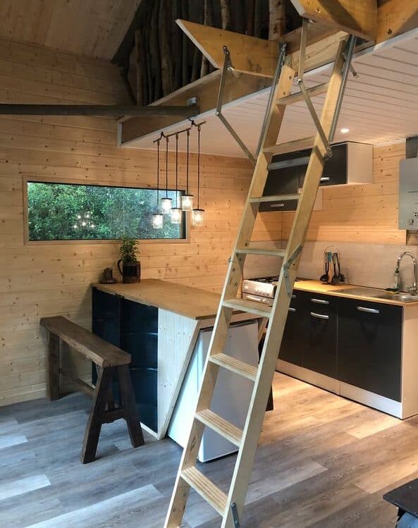 Cabane perchée au bord de l’étang 