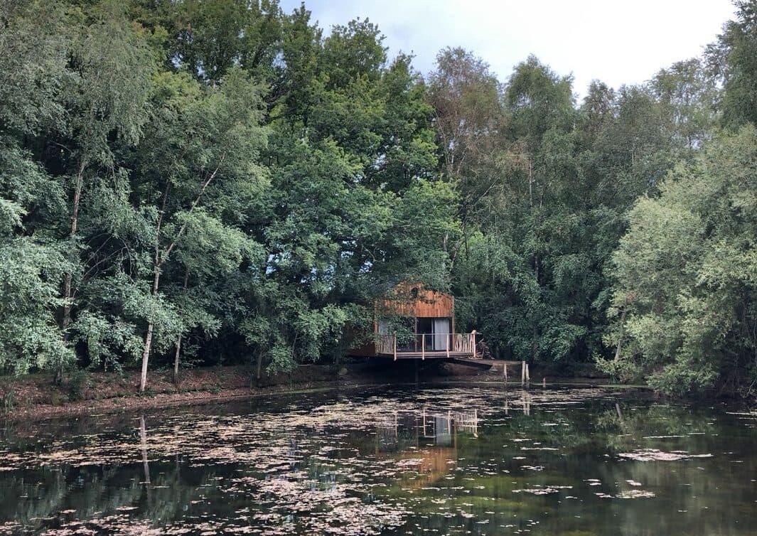 Cabane perchée au bord de l’étang 