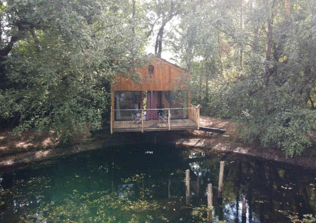 Cabane perchée au bord de l’étang 