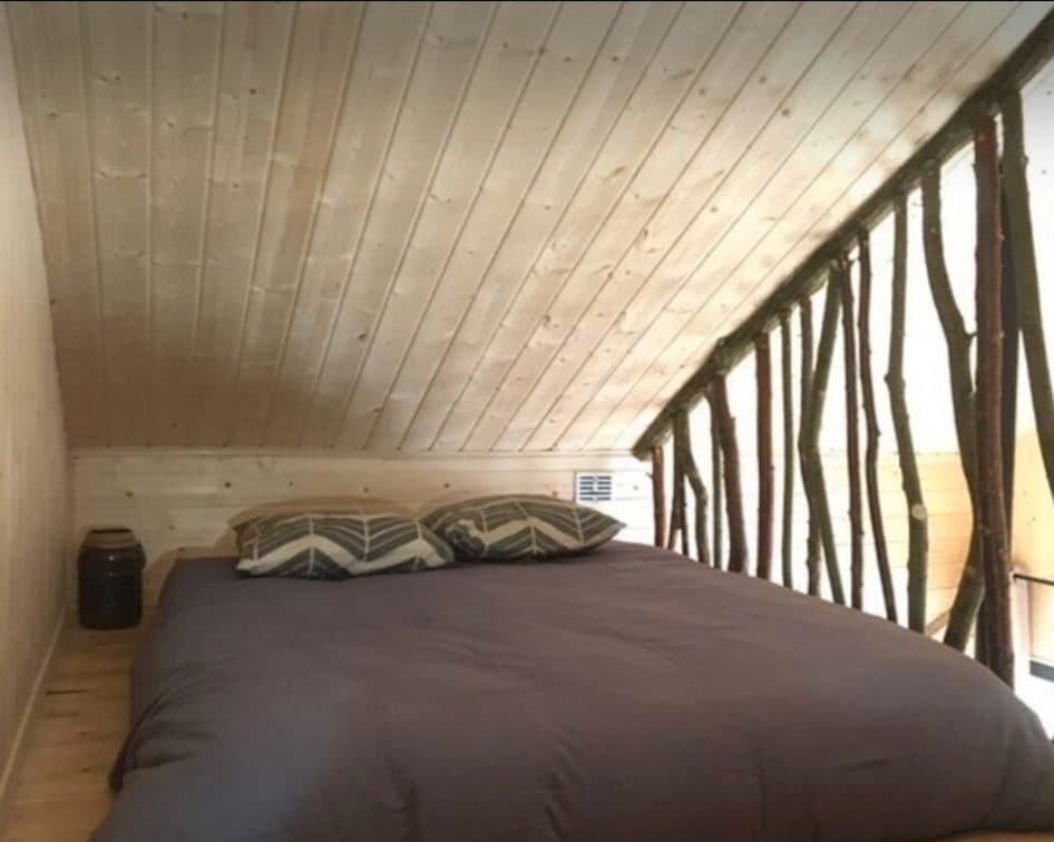 Cabane perchée au bord de l’étang 