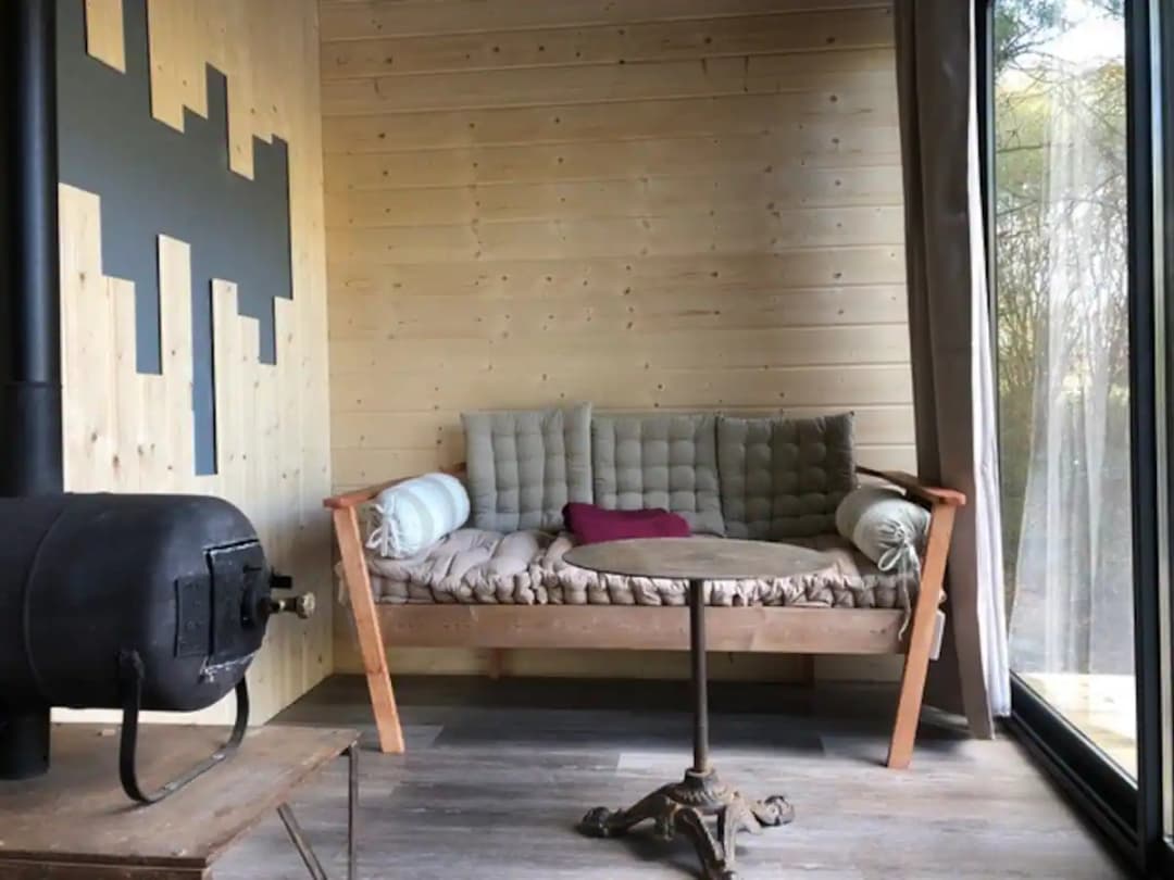 Cabane perchée au bord de l’étang 
