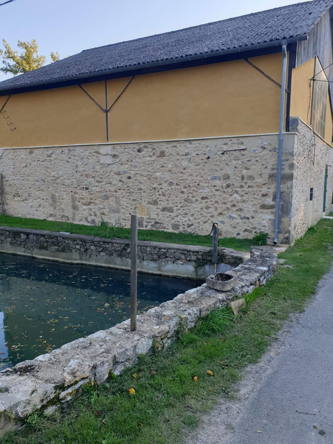 Halte paisible en camping-car au bord d'un étang avec rivière au coeur de la Dordogne 