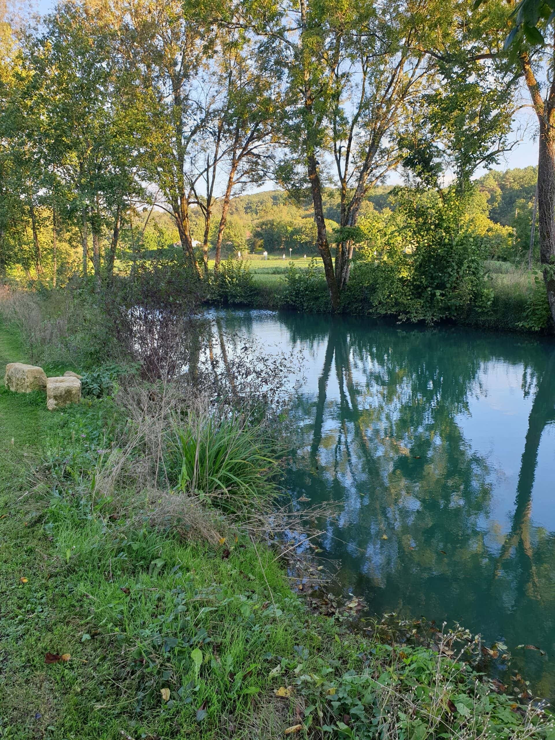 Halte paisible en camping-car au bord d'un étang avec rivière au coeur de la Dordogne 