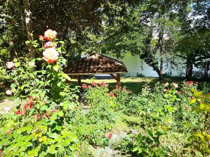Chalet d’exception au bord du fleuve Lot 