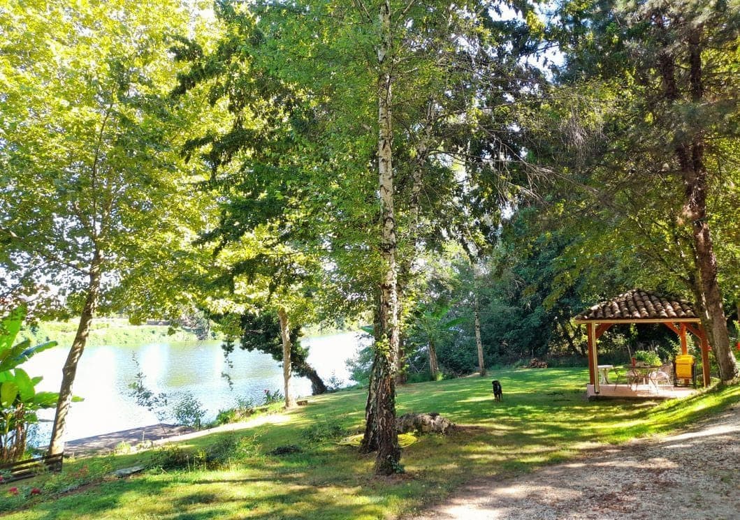 Chalet d’exception au bord du fleuve Lot 