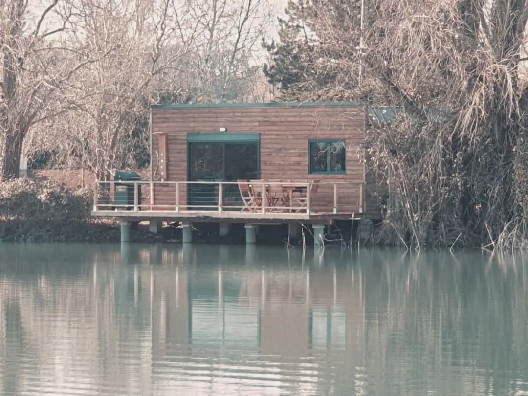 Chalet studio les pieds dans l'eau 