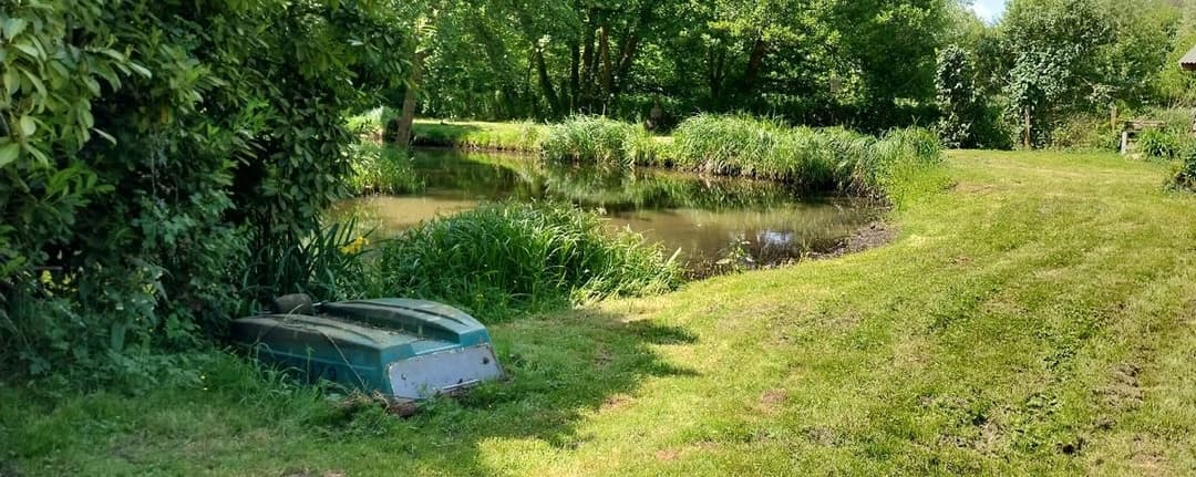 Chalet rénové au bord d’une petite marre avec vue sur la rivière la tortue?