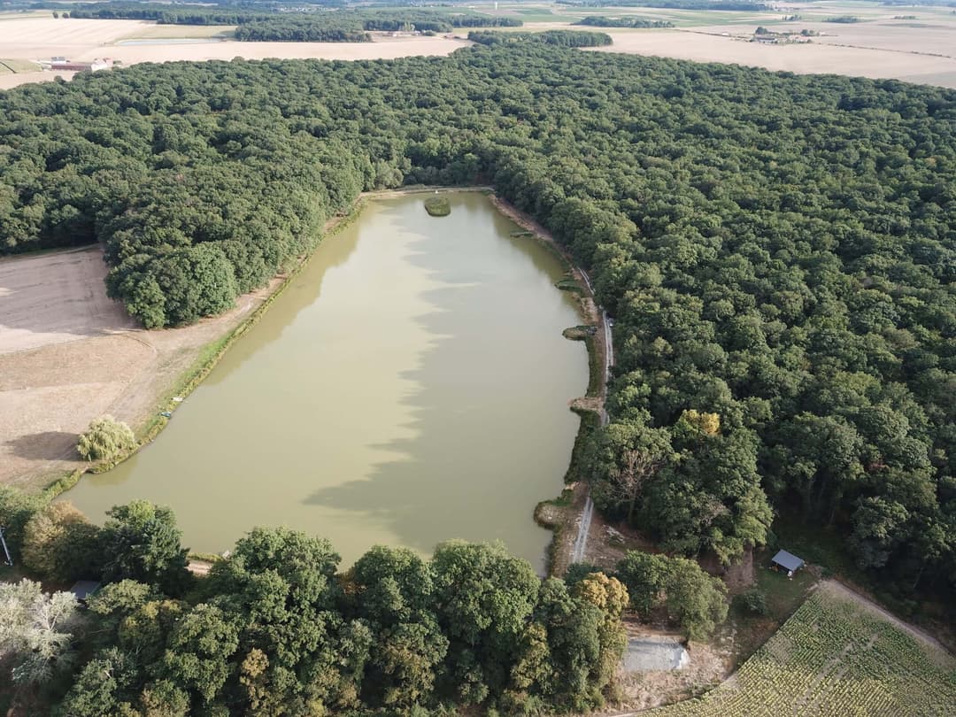 Magnifique étang de pêche avec gîtes au cœur de la Touraine 