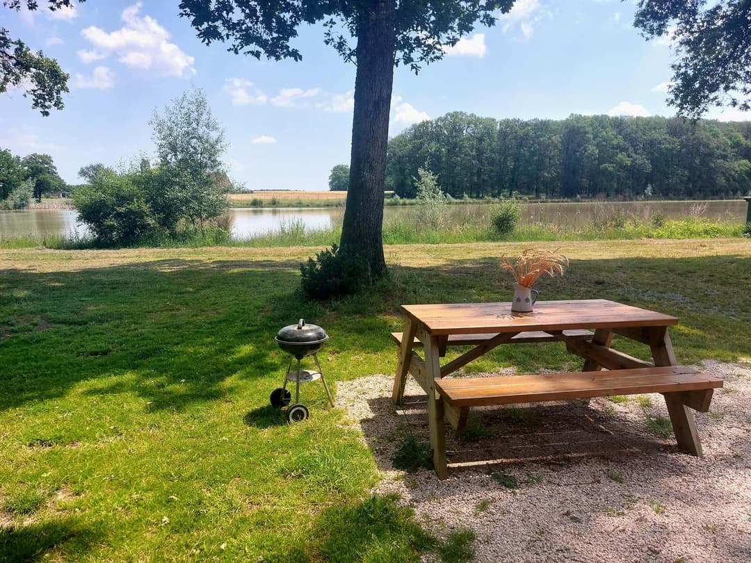 Magnifique étang de pêche avec gîtes au cœur de la Touraine 